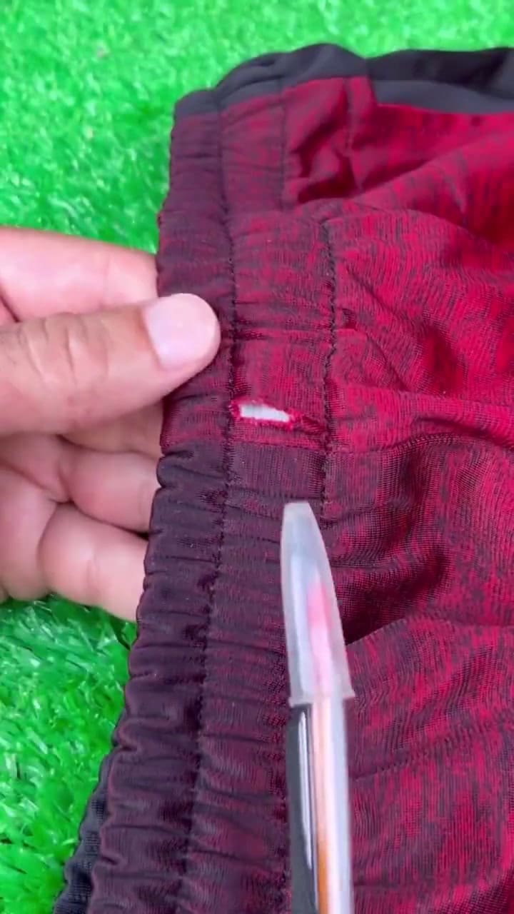 Cómo volver a meter el cordón en el traje de baño