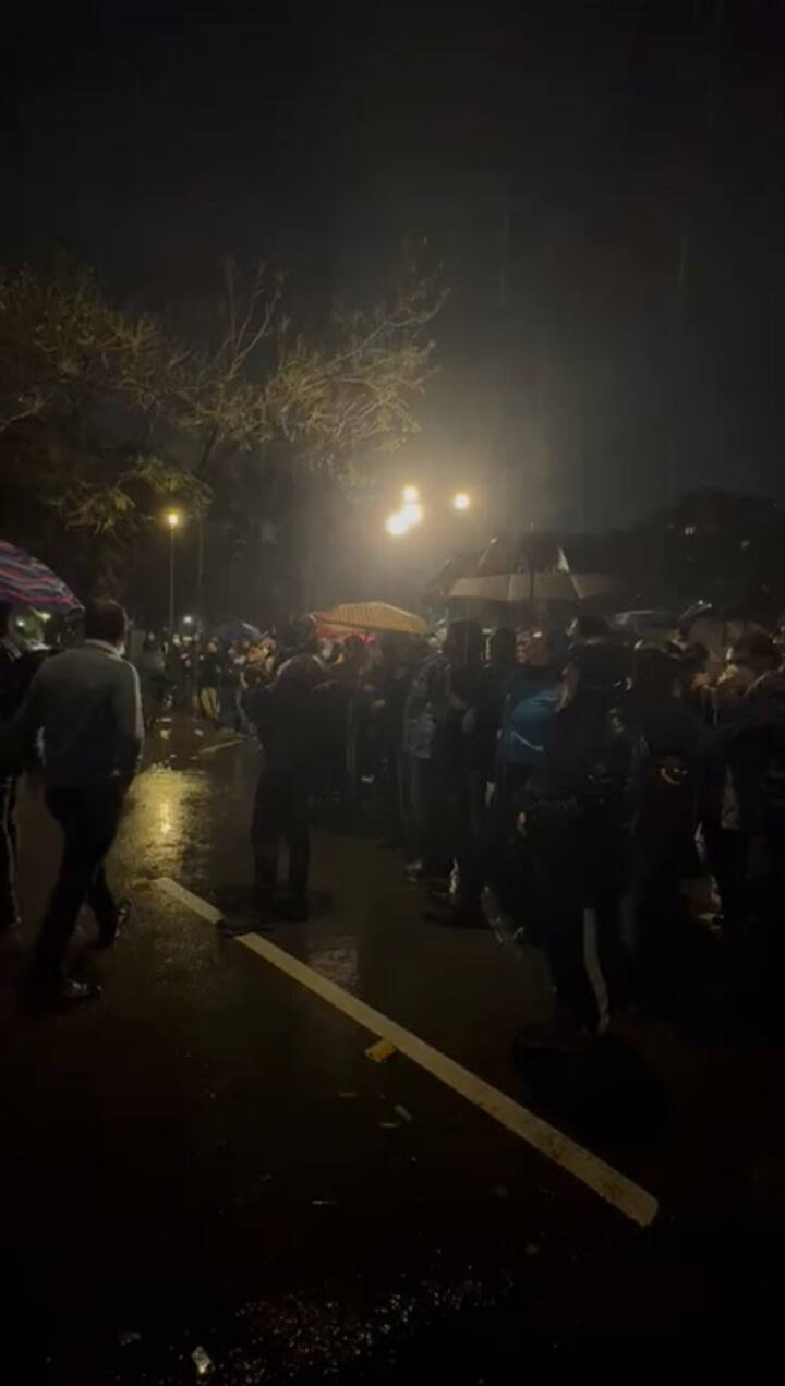 Estudiantes continuaron la protesta afuera del Palacio