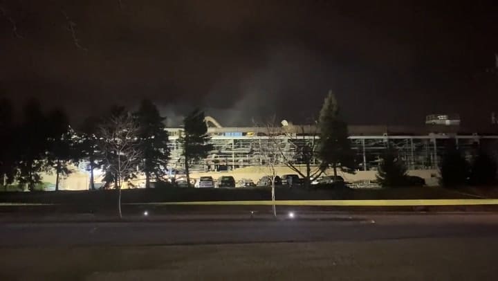 El humo del incendio de la planta industrial siguió horas después de la explosión