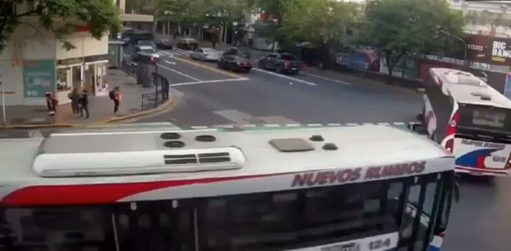 Una moto terminó debajo de un colectivo en la avenida Córdoba