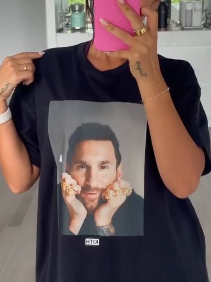 Antonela Roccuzzo sorprendió con una remera que tiene la cara de Messi con ocho anillos