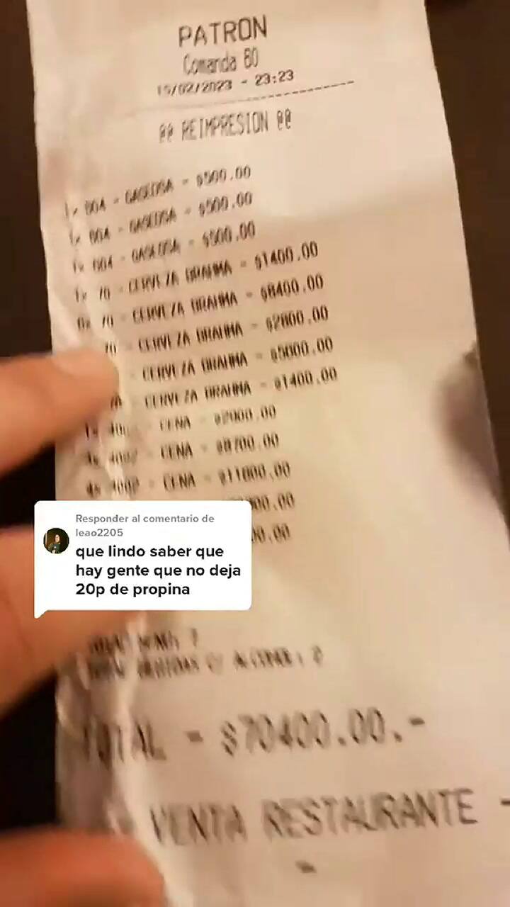 Atendió una mesa de 17 personas y se quedó sin palabras al ver la propina que le dejaron