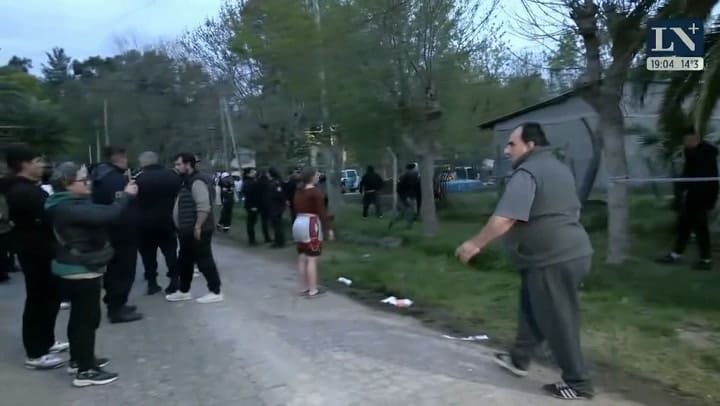 Detuvieron al principal sospechoso del femicidio de Aixa y los vecinos atacaron la camioneta en la que fue trasladado