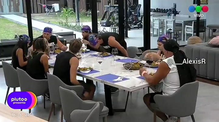 Daniela probó la paella por primera vez