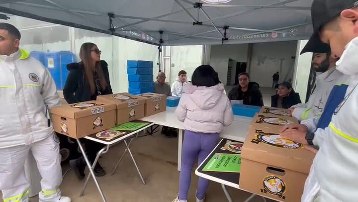 Con carpetas en mano y bajo la niebla, cientos de personas esperan para dejar su currículum