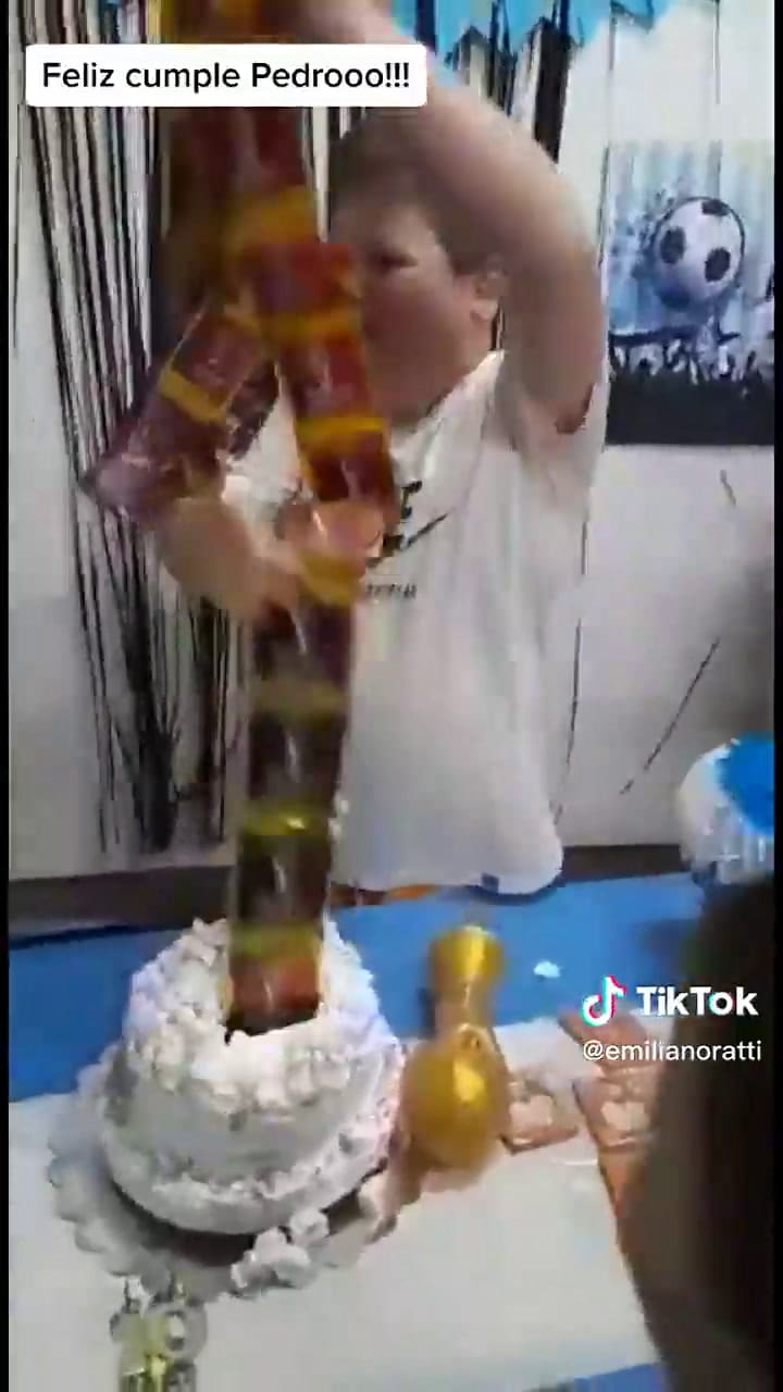La emoción de un niño al recibir un regalo inesperado dentro de la torta.