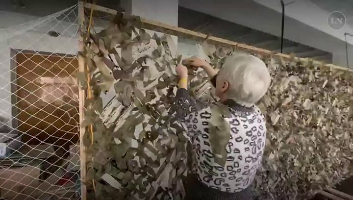 El soldado voluntario Gennadii Popenko trabaja activamente para el Ejército en Ivankiv