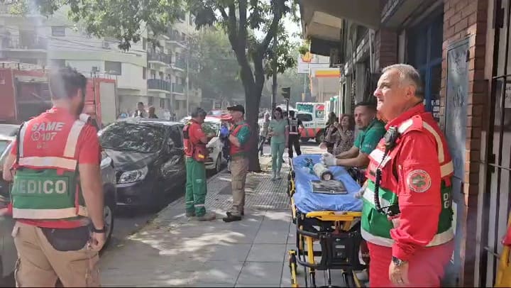 Balvanera: un incendio en un depósito de pintura obligó a evacuar una escuela con 80 alumnos