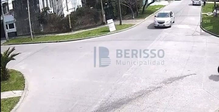 Chocó a una bicicleta en Berisso y huyó