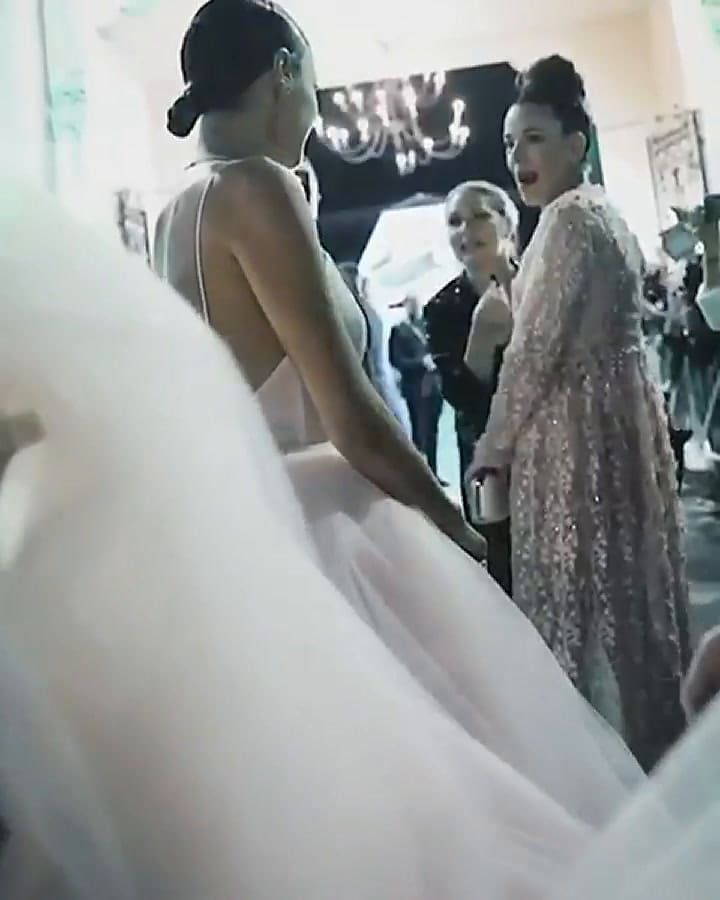 Pampita presenta el vestida que sorteará - Fuente: Instagram Carolina Ardohain