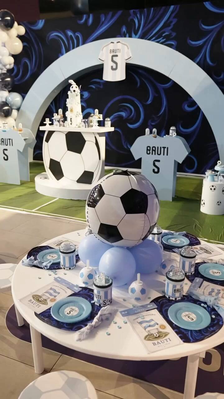 Cami Homs organizó una fiesta de cumpleaños que demuestra la idolatría de su hijo Bautista por Rodrigo De Paul
