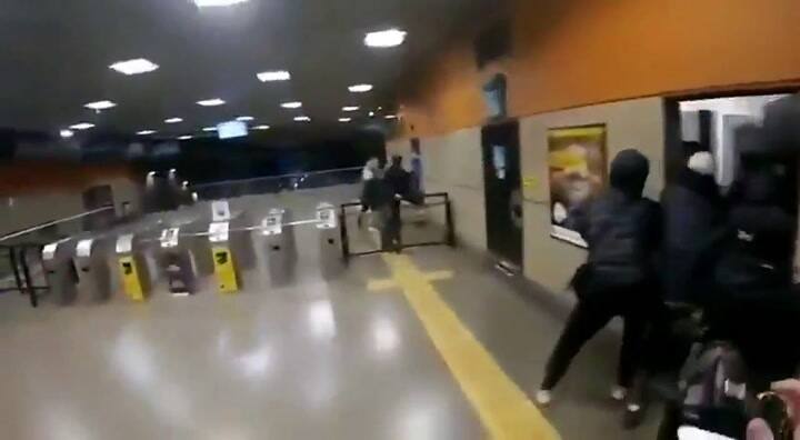 Grafiteros ingresaron a la estación San José de Flores del subte A, vandalizando dos trenes - Twitte