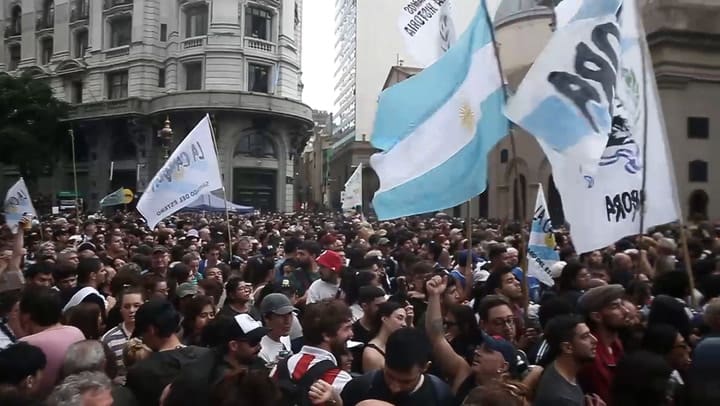 Multitudinaria marcha a la Plaza de Mayo con un discurso muy crítico del Gobierno