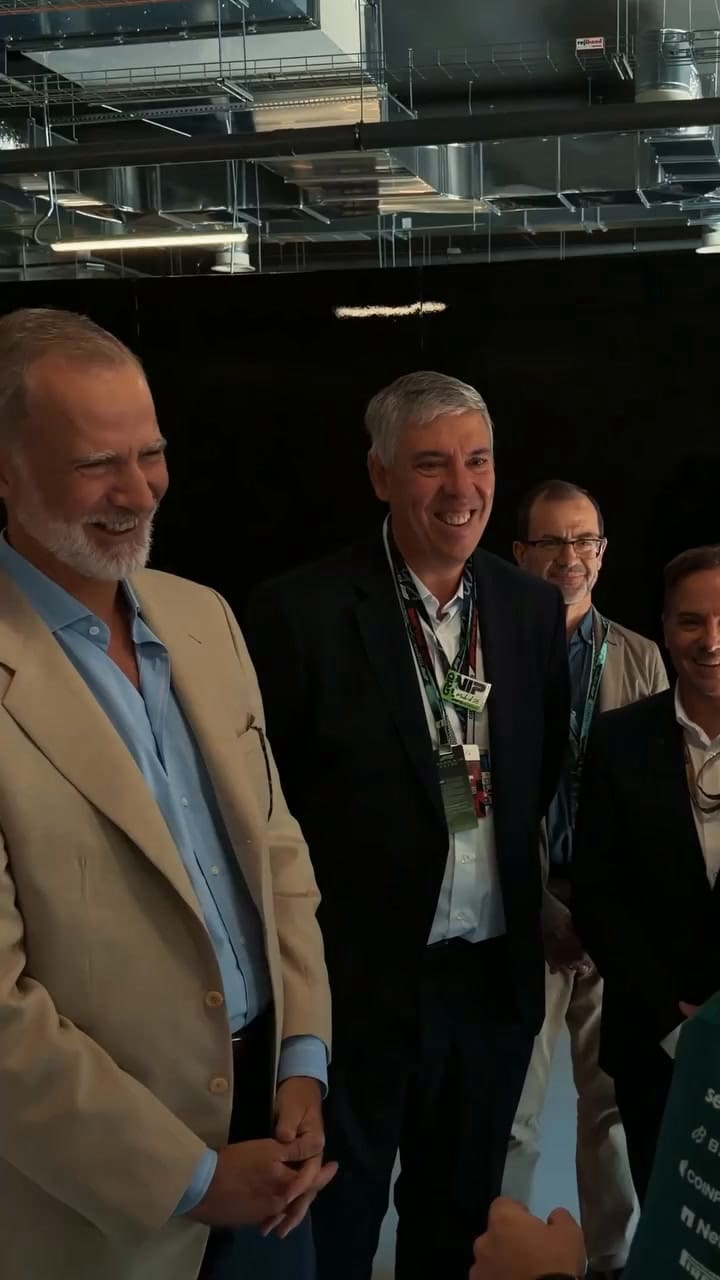 El Rey, la Princesa de Asturias y la Infanta Sofía saludaron a Fernando Alonso y Carlos Sainz