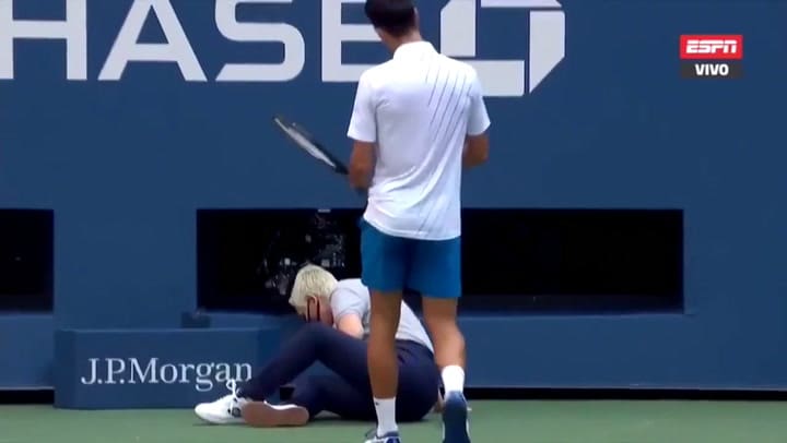 El pelotazo de Djokovic a una jueza de línea