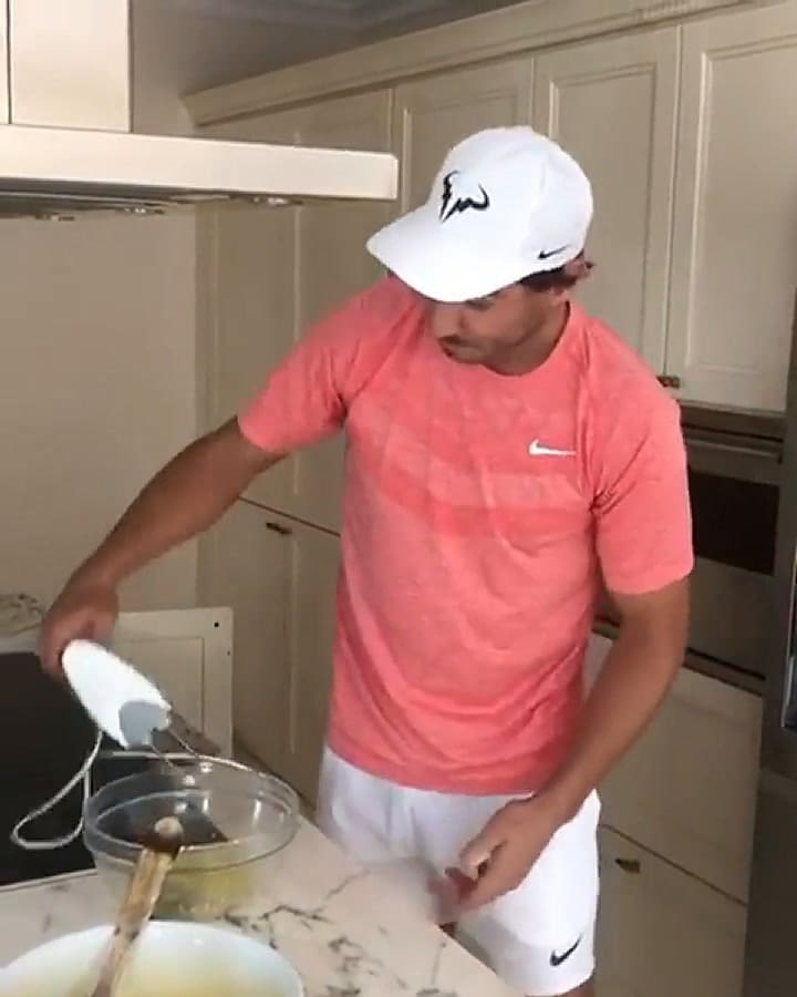 Estoy muy emocionado': Rafael Nadal preparó un bizcochuelo y se rió de sí mismo en las redes