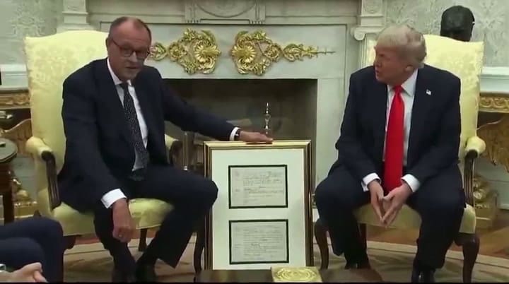 El canciller alemán regala a Trump una copia del certificado de nacimiento de su abuelo