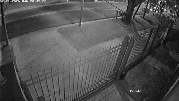El momento en que uno de los sospechosos marca la casa que sus cómplices iban a robar