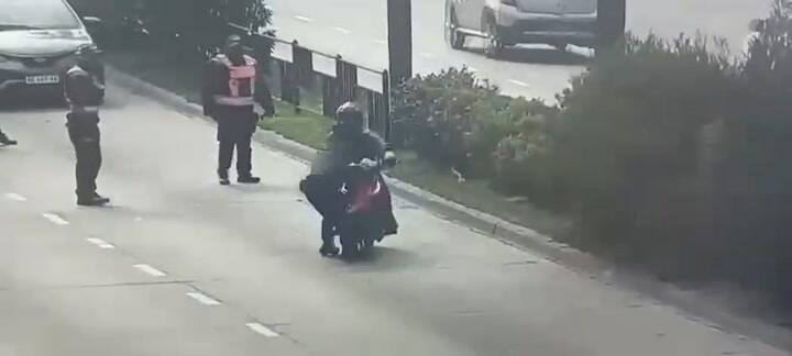 Una motociclista atropelló a una sargento de la Policía, se dio a la fuga y terminó detenida
