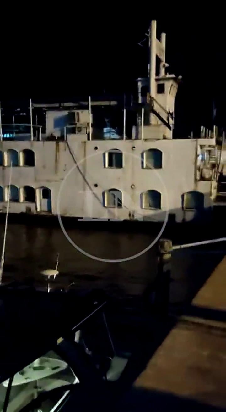 Barco varado en el puerto hace dos días