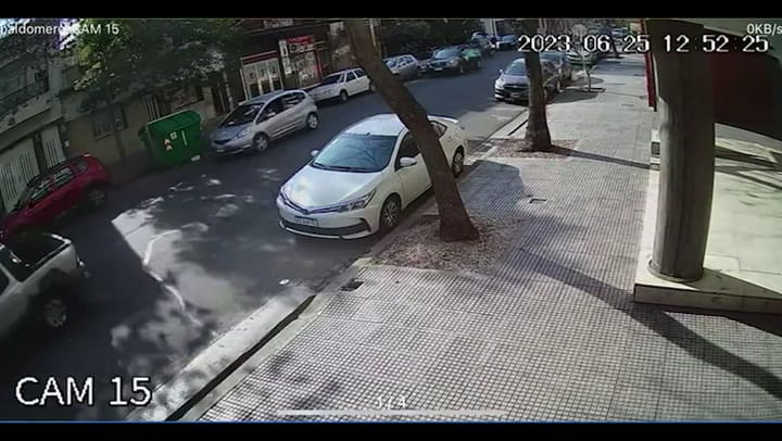 Para frustrar un robo, dos mujeres se colgaron de una camioneta y fueron arrastradas por ladrones