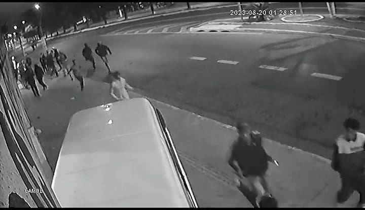 Una combi perdió el control, se subó a la vereda y mató a una embarazada