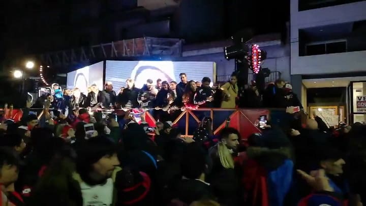 La caravana rumbo Avenida La Plata