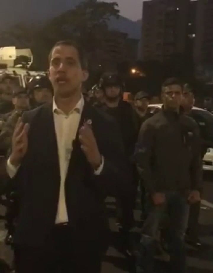 Leopoldo López y Juan Guaidó, juntos en la calle - Fuente: TW @leopoldolopez