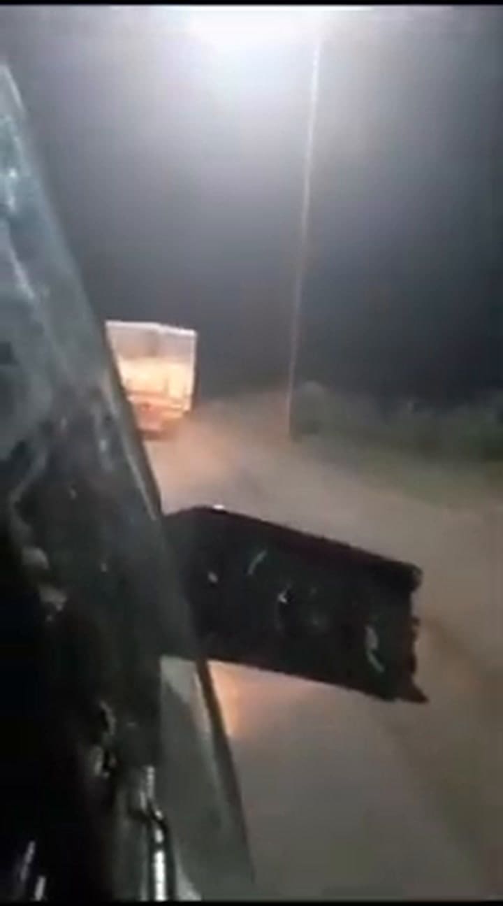 Un camión embistió a un auto tras una discusión