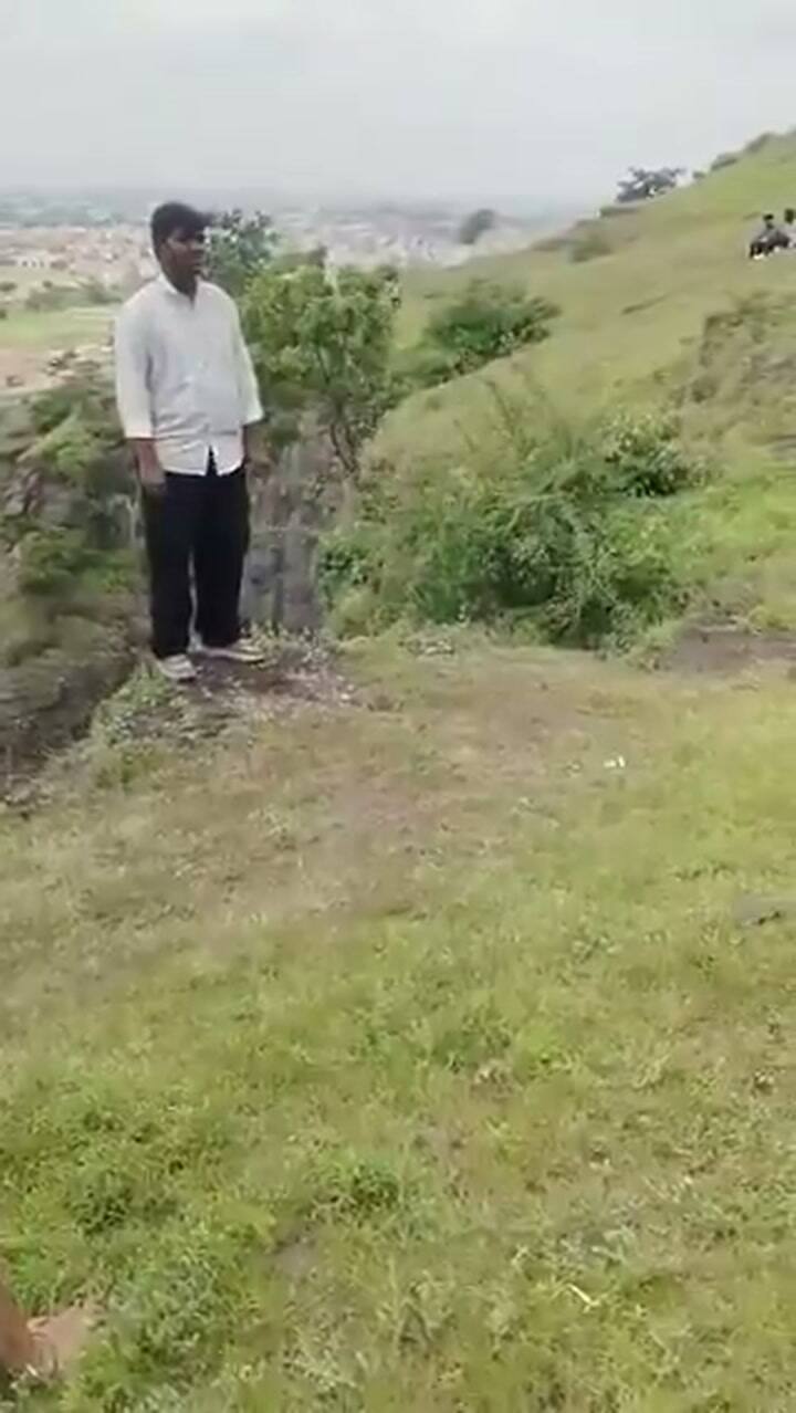 Su padre intentó salvarlo, pero perdió el equilibrio y cayó junto a él