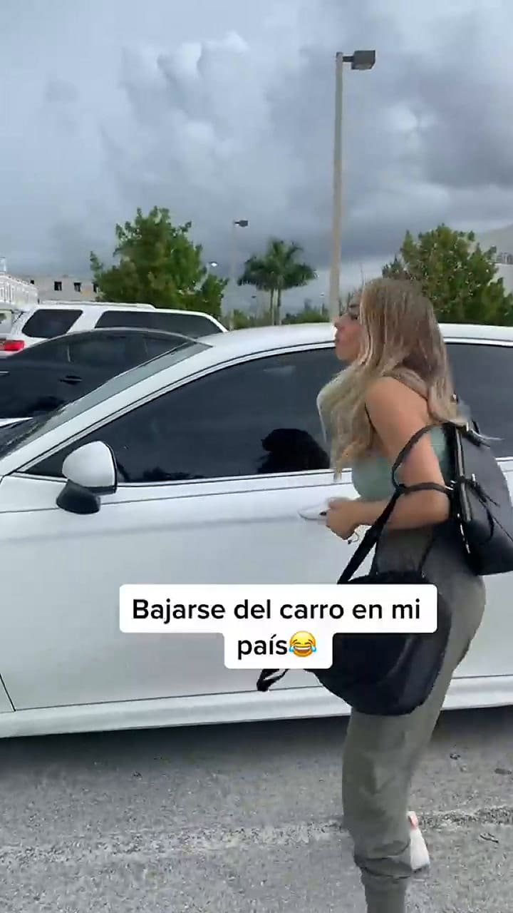 La latina que vive en EE.UU. parodió cómo es bajarse de su auto en latinoamérica