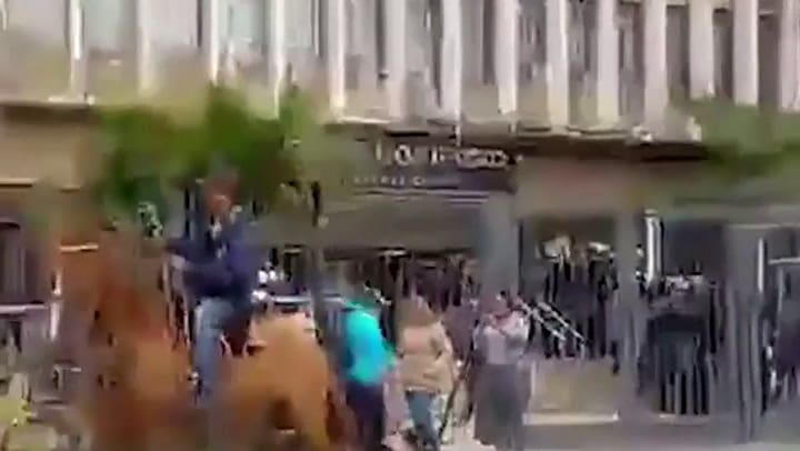 Manifestantes se enfrentaron con la Policía y uno de ellos intentó entrar a la casa de Gobierno