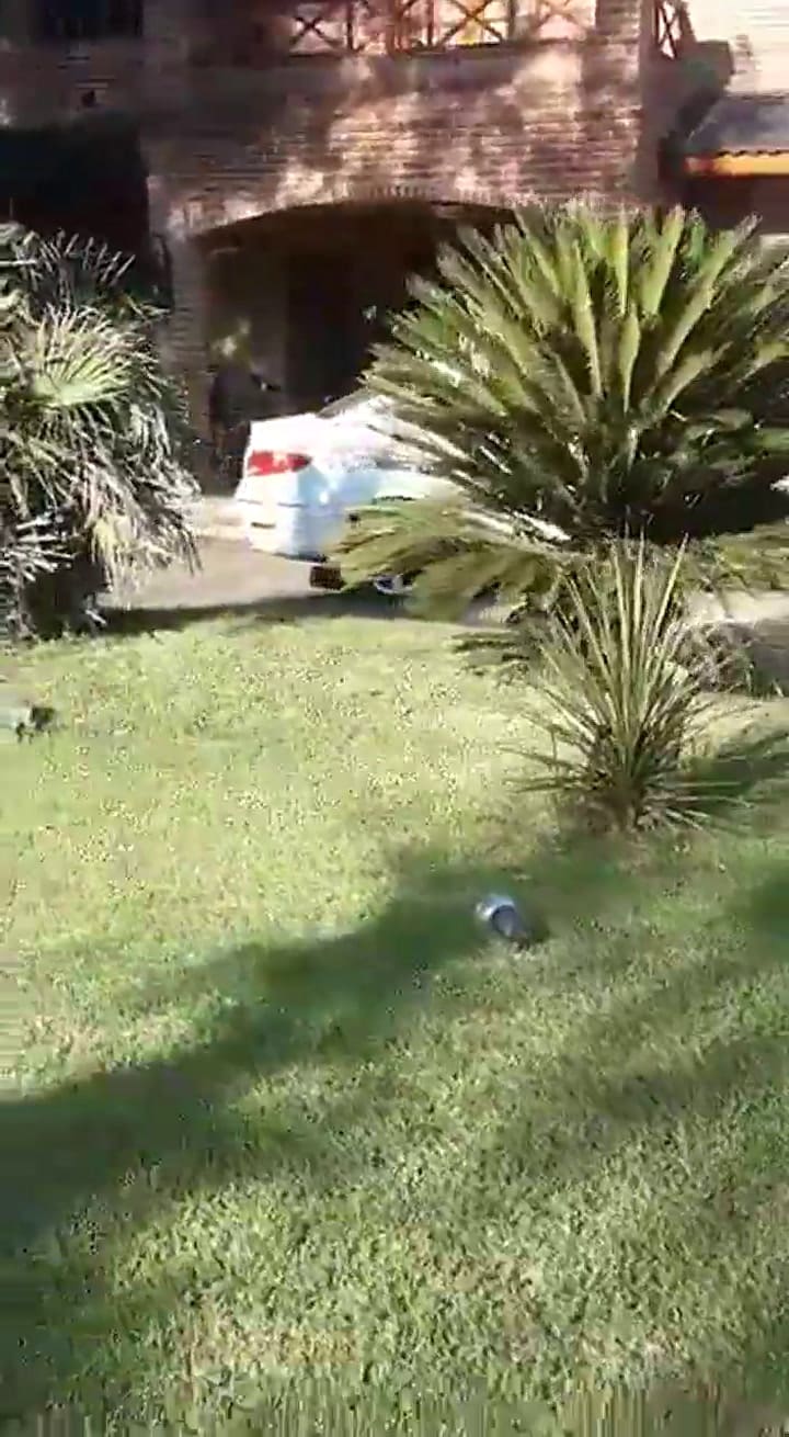 Imágenes del momento del allanamiento realizado en el domicilio de los sospechosos