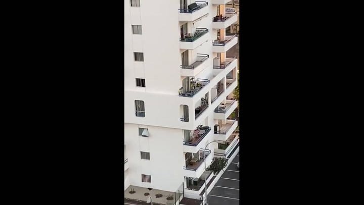 Una niña corrió por la cornisa de un edificio y aterrorizó a todos - Fuente: Twitter