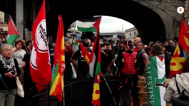 Protestantes en huelga bloquearon las vías de acceso al puerto de Génova