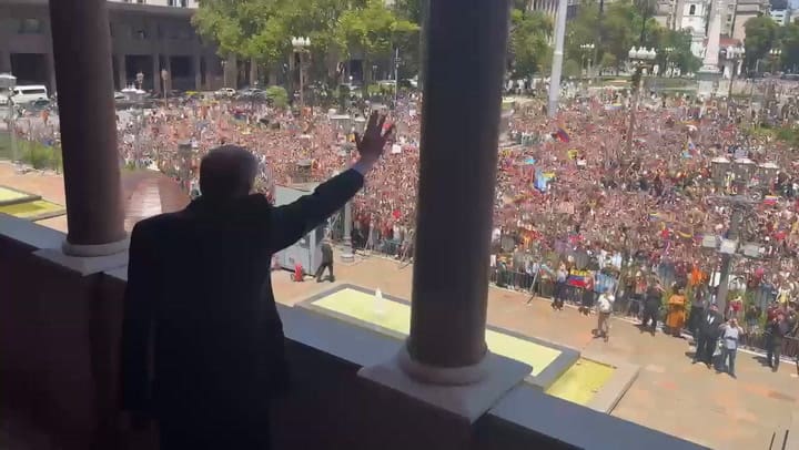 El saludo de González Urrutia y Milei a la gente