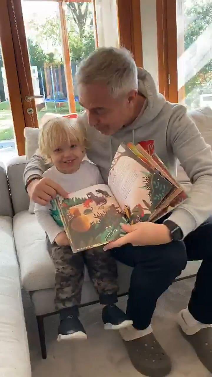 Marley lee con Mirko el cuento que escribió para los chicos