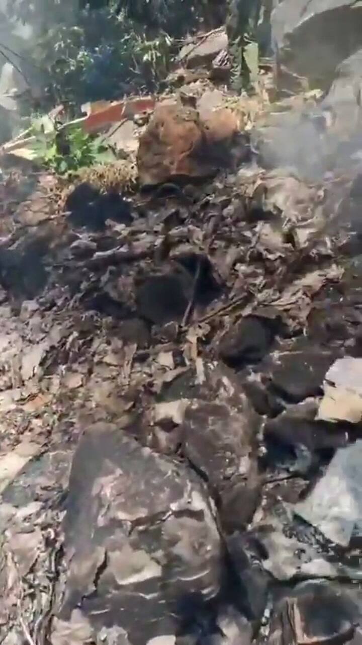 La cruz roja trabaja en el lugar tras la caída de un helicóptero en Kenia