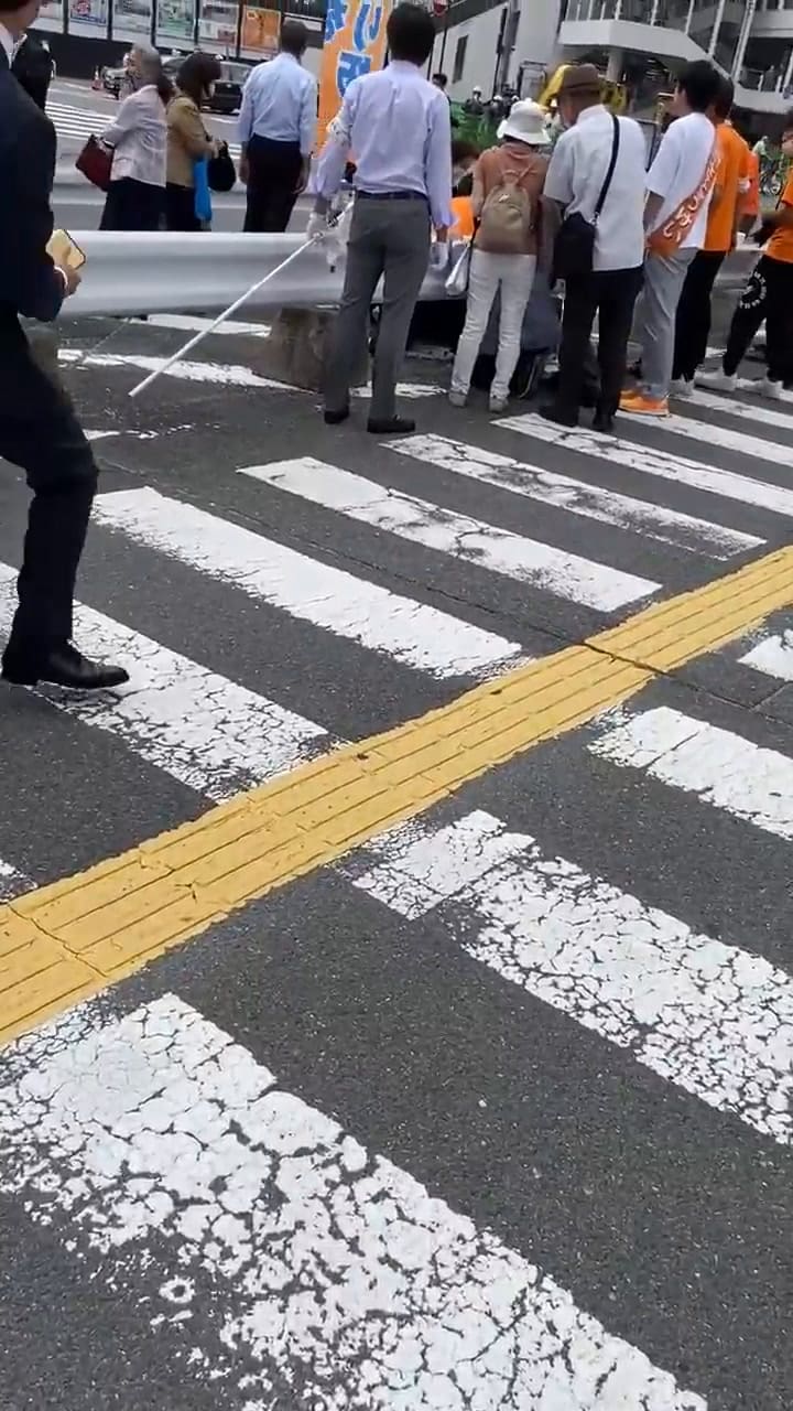 El momento en el que el exprimer ministro japonés recibe un disparo de bala en un acto 2