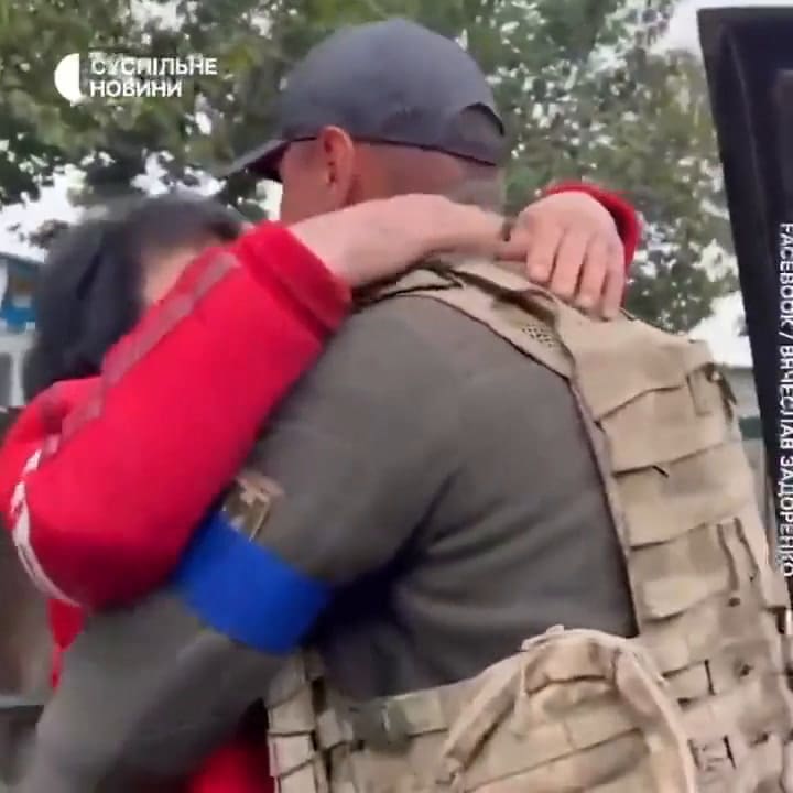 El anhelado encuentro de un soldado ucraniano con su madre