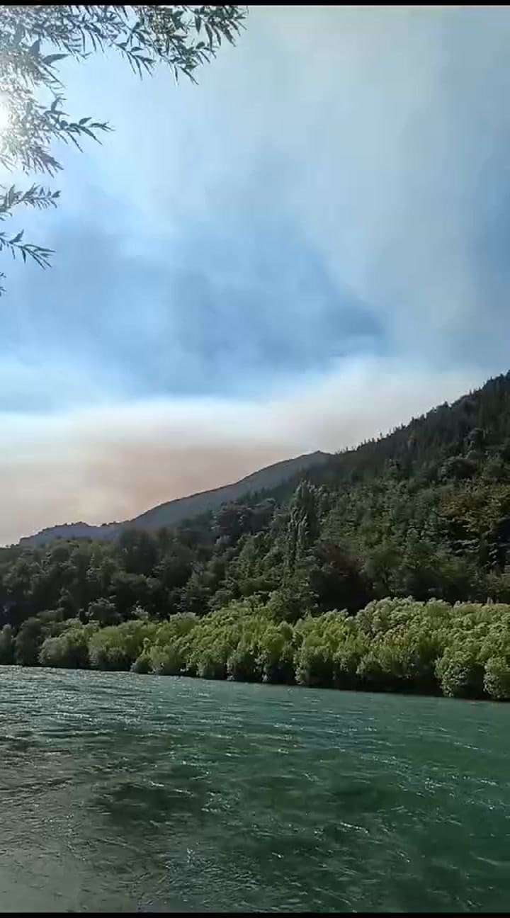 El humo de los incendios desde el río Manso