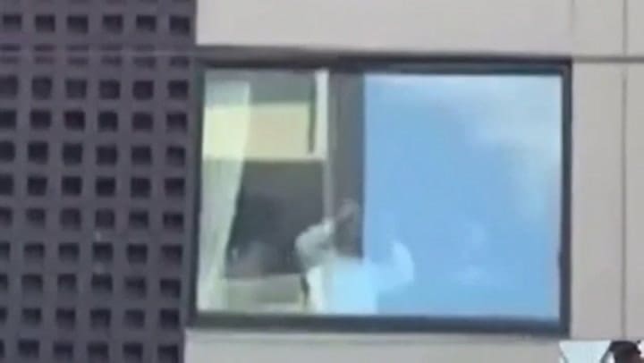 El saludo de Djokovic para los fanáticos que están en la puerta del hotel