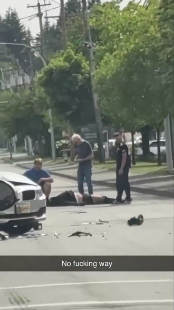Canadá: chocó contra un auto, salió volando por los aires y su moto terminó colgada de un semáforo