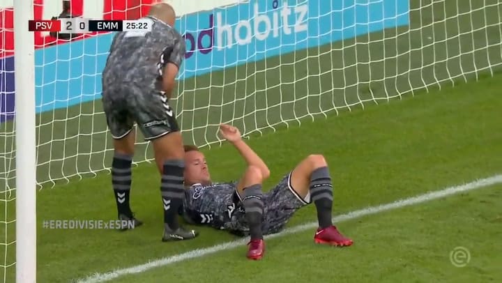 Insólito gol en contra en la primera división de fútbol de los Países Bajos