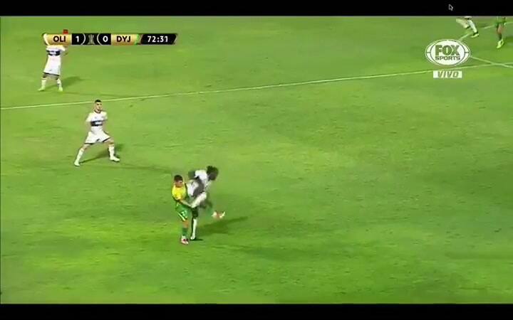 Copa Libertadores: el planchazo criminal por el que fue expulsado Adebayor - Fuente: Fox Sports