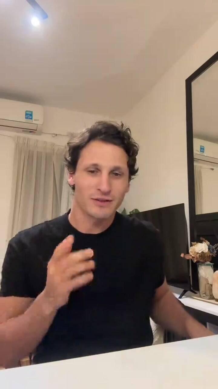 Carlos Capelli hablando en TikTok sobre su cita