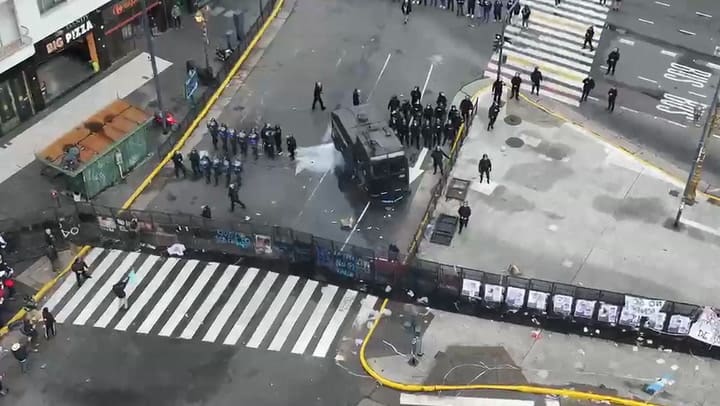 El momento en el que las fuerzas federales le tiraron agua desde camiones hidrantes a los manifestantes