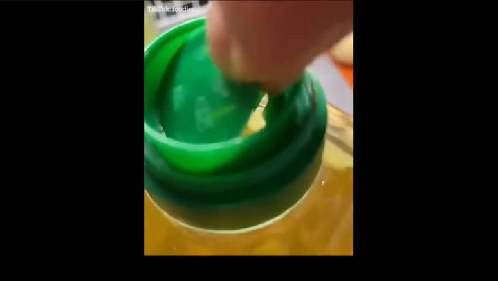 Enseñó cómo usar la tapa del aceite y deslumbró a todos