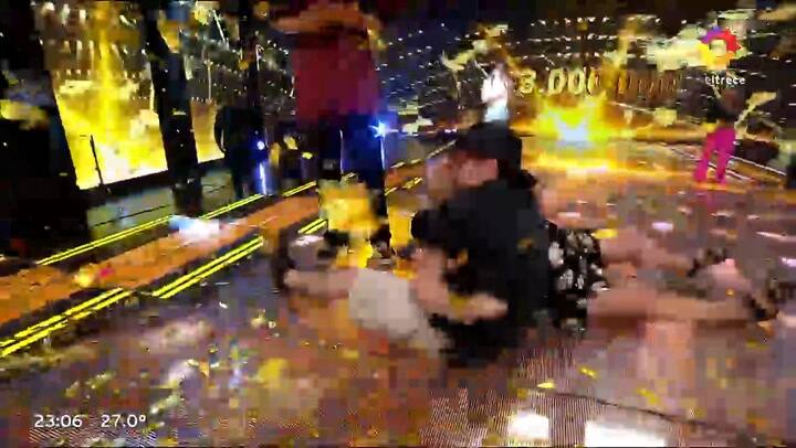 Una participante fue takleada por su nieto luego de ganar Los 8 escalones