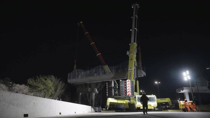 La maniobra nocturna para colocar una nueva pasarela peatonal